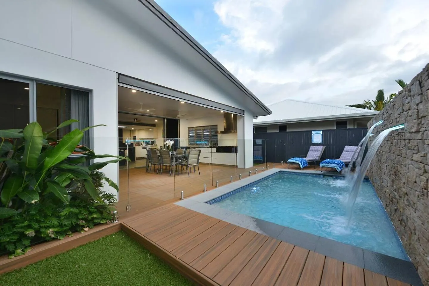 89 At The Edge - Luxury Poolside Contemporary Villa Palm Cove Ausztrália