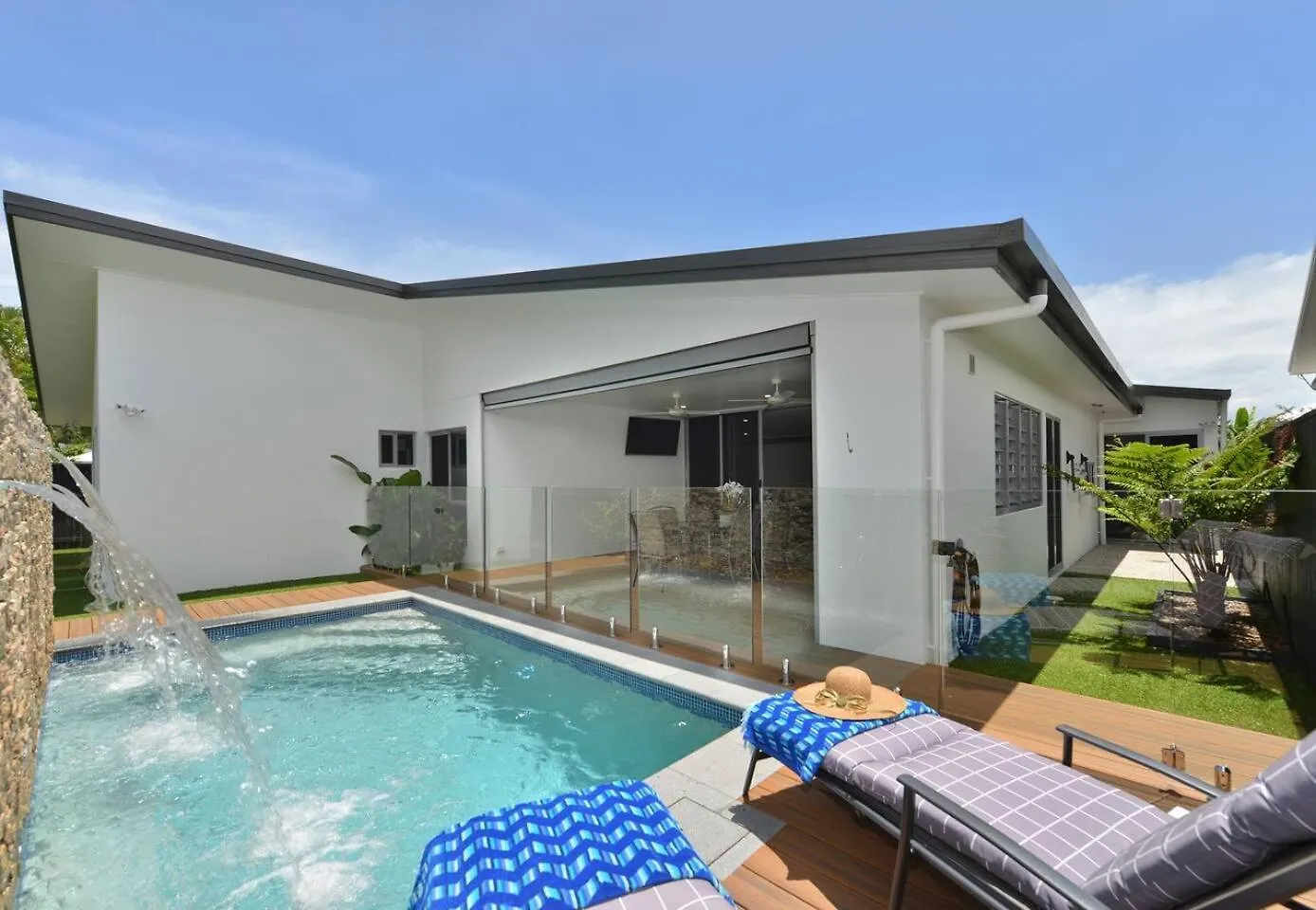 89 At The Edge - Luxury Poolside Contemporary Villa Palm Cove