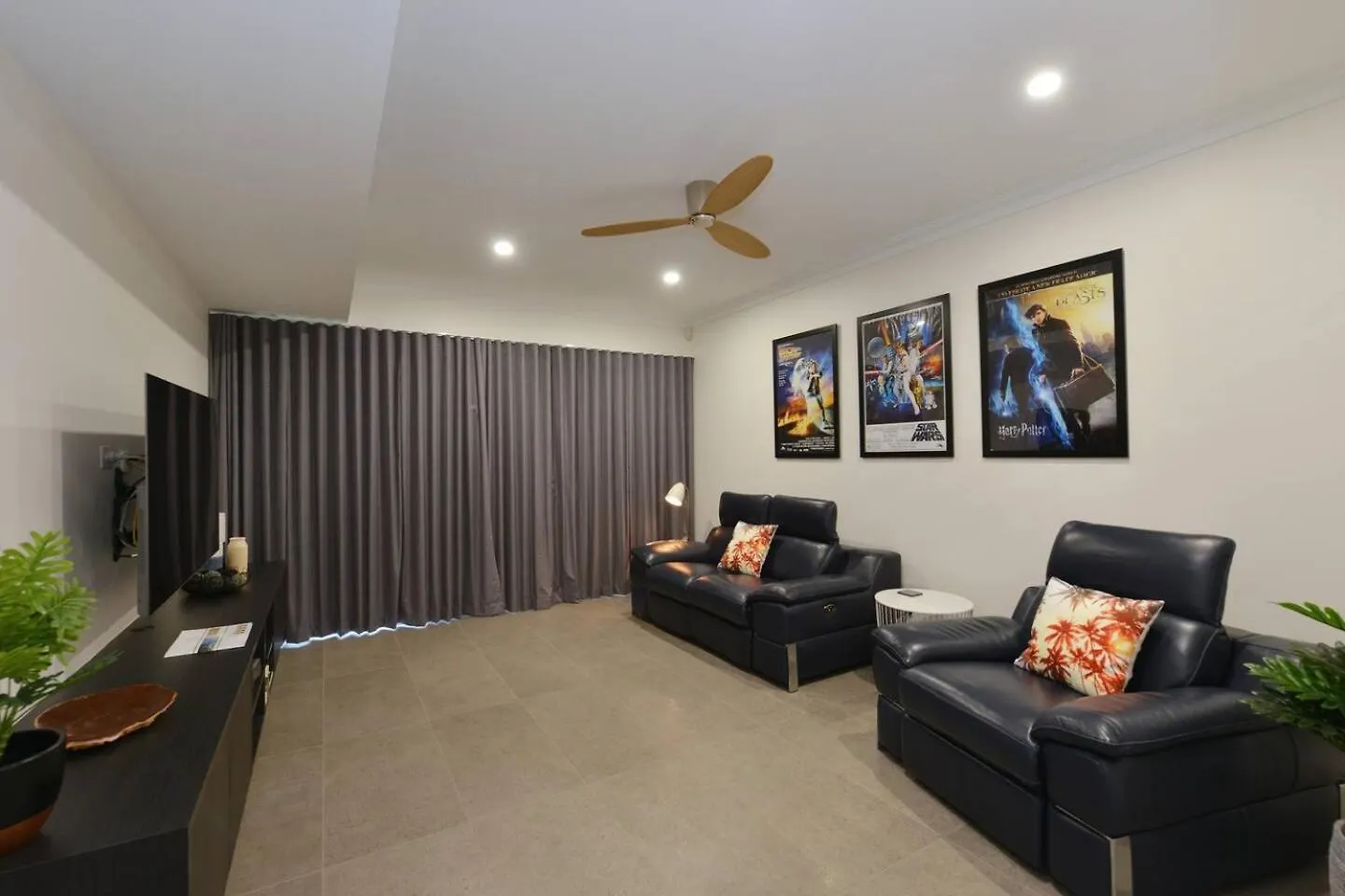 89 At The Edge - Luxury Poolside Contemporary Villa Palm Cove