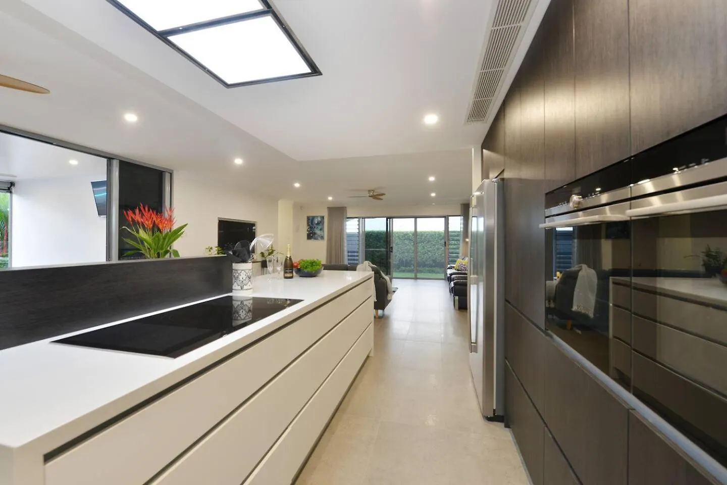 89 At The Edge - Luxury Poolside Contemporary Villa Palm Cove