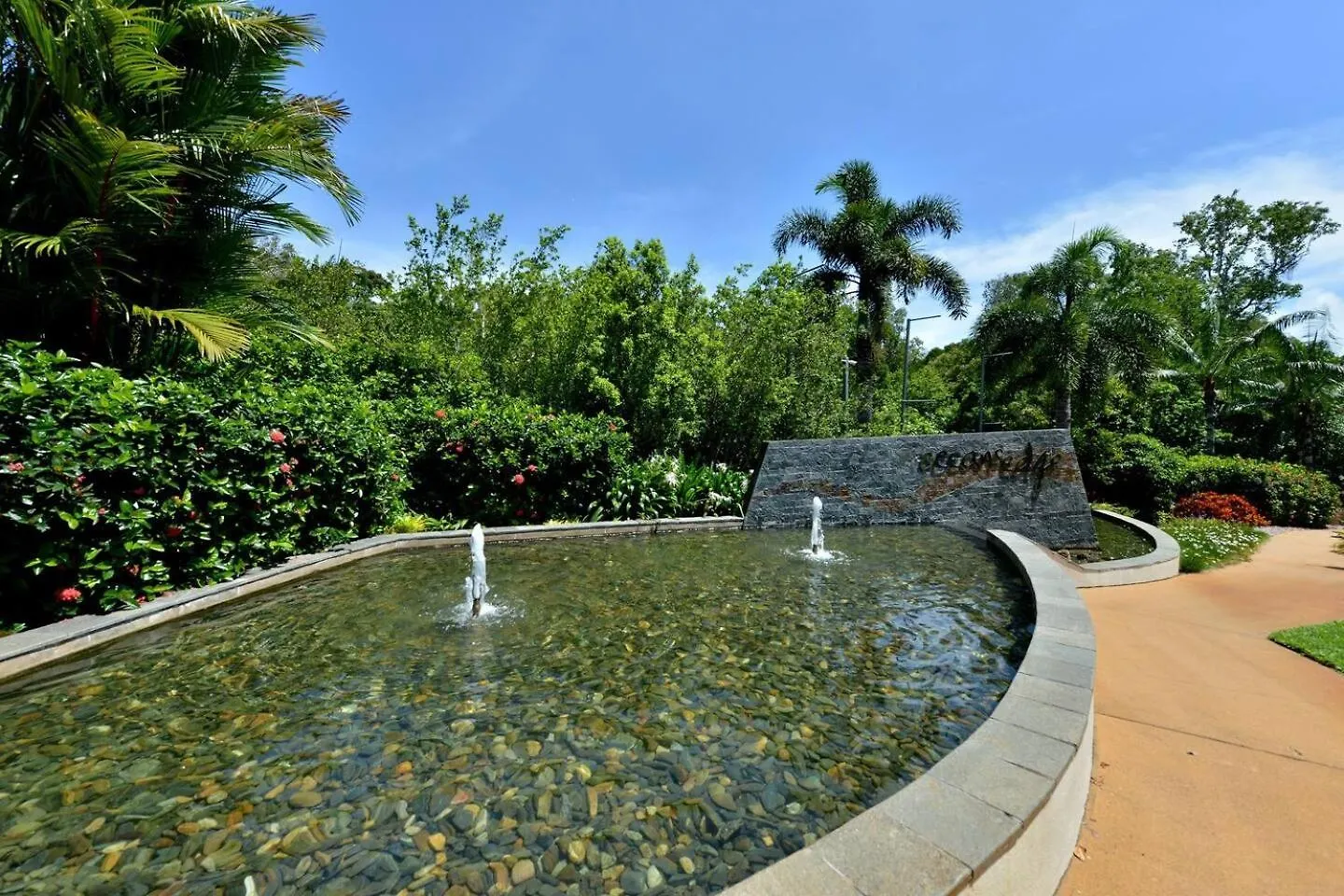 89 At The Edge - Luxury Poolside Contemporary Villa Palm Cove